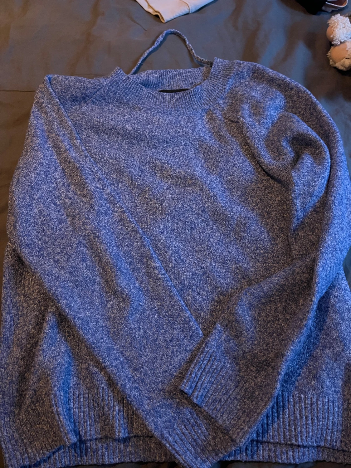 En blå stickad tröja