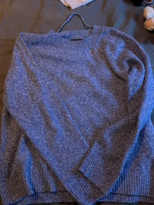 En blå stickad tröja - Säljer en blå stickad tröja från Vero Moda💙 Stolek M. Kommer inte till användning längre. Skriv vid frågor eller om man vill ha fler bilder💘😊priset kan alltid diskuteras!!