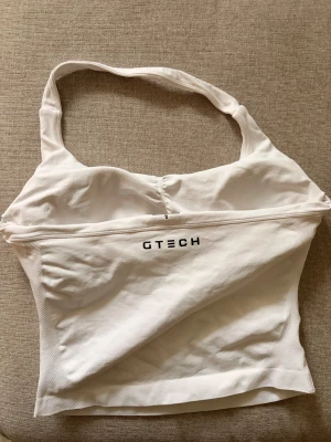 Gtech halterneck top - Fin halterneck top från Gtech, för stor för mig därav säljer jag den. Endast testad och råkat ta bort prislappen, nytvättad! 