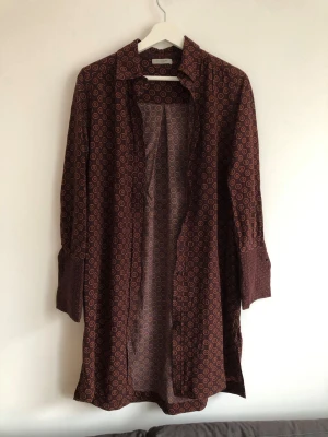 Hunkydory skjortklänning  - Mönstrad skjortklänning från Hunkydory. Bara använd ett fåtal gånger då jag sällan använder den typen av plagg. Ecovero viskos. Stor i storlek, därav listad som S. I nyskick!