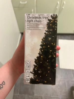 Julgransljus, ljusslinga -  en julgransbelysning med varmvita LED-lampor. Den är oanvänd och oöppnad, jag köpte en plastgran o köpte denna samtidigt men såg sen jag fick med en redan i granen så behöver inte denna.