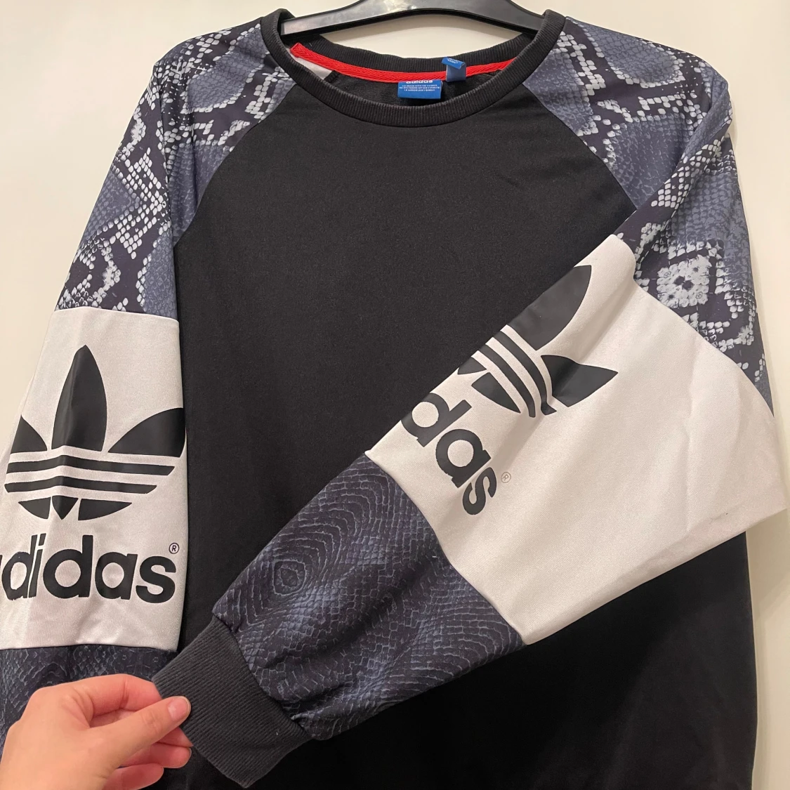 Adidas sweatshirt med ormmönster - 1