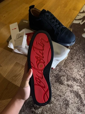 Marinblåa Loubs  - Säljer ett par sprillans nya loubs i helt ny skick. Den är i storleken 42 ——> innesulan 27cm och bredden 9cm. Kvittot kortet samtliga lådan följs med i köpet. Vid fler funderingar kontakta gärna! Öppen för snabb affär 👀