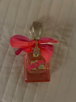 Juicy Couture Neon parfym - Juicy Couture Neon kommer i en snygg rosa flaska med rosett,doftar vanilj sött och lite fruktigt.Perfekt för dig som gillar det.använd fåtal gånger och väldigt mycket produkt kvar 