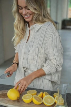 Claire Rose x NA-KD skjorta och linnebyxor set - Säljer ett par luftiga och sköna linnebyxor i ljusbeige med tunna vertikala ränder. Byxorna har en avslappnad passform och elastisk midja med knytband. Säljer även tillhörande oversized skjorta. Skjorta och byxor i storlek 36.