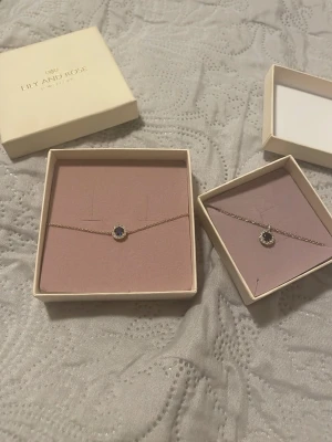 Lily and Rose halsband och armband - Aldrig använd båda för 600 pris går även att diskutera vid snabb affär 