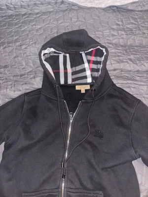 Burberry zipper / hoodie  - Pris kan diskuteras ! Koftan är i storlek M men passar även för de som har S. Den är i jätte bra skick vid fler frågor hör av dig. Har även en bild med tagen hör av er vid frågor 