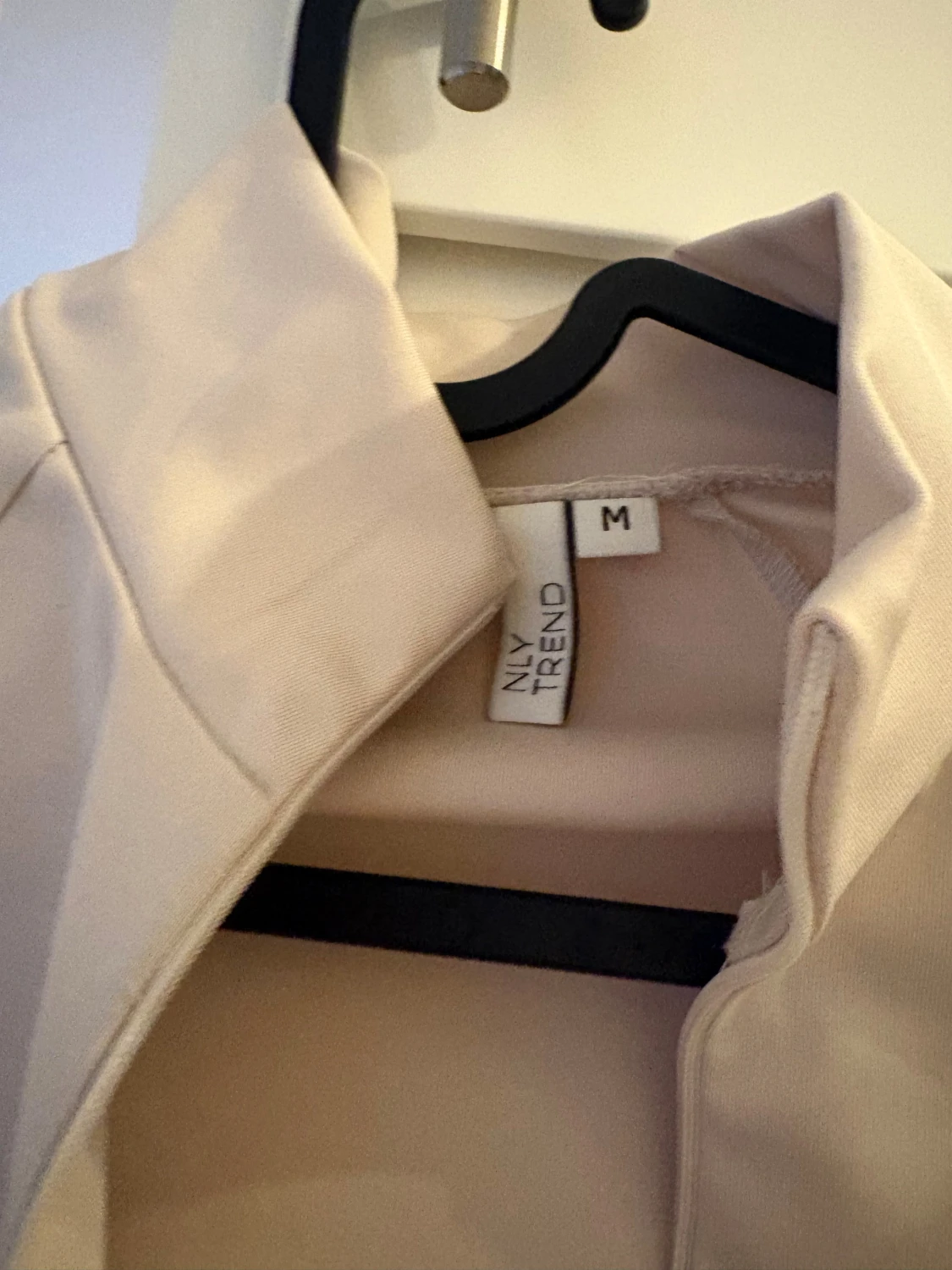 Beige långärmad polotopp från NLY Trend - 1