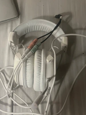 Vit headset funkar på ps4/ps5 och pc - Säljer den för att jag har för longs headset den funkar på pc men jag har lagt den svarta delen som ni ser så att den funkar på ps4/ps5 också 