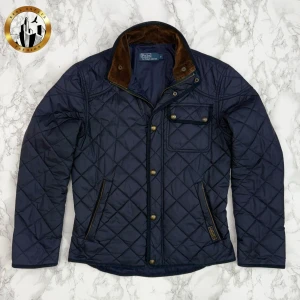 Ralph Lauren S - Marinblå Ralph Lauren jacka i storlek S i mycket nyskick. Finns tecken på användning men jackan har inga skador eller lagningar. Tveka inte på att höra av dig för fler frågor eller vid minsta fundering! Skick: 8,5/10