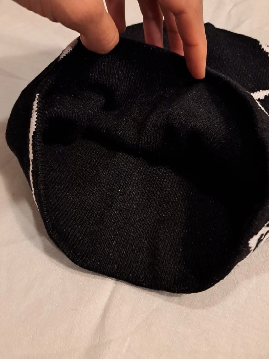 Svart stickad mössa med spindelnätsmönster - 3