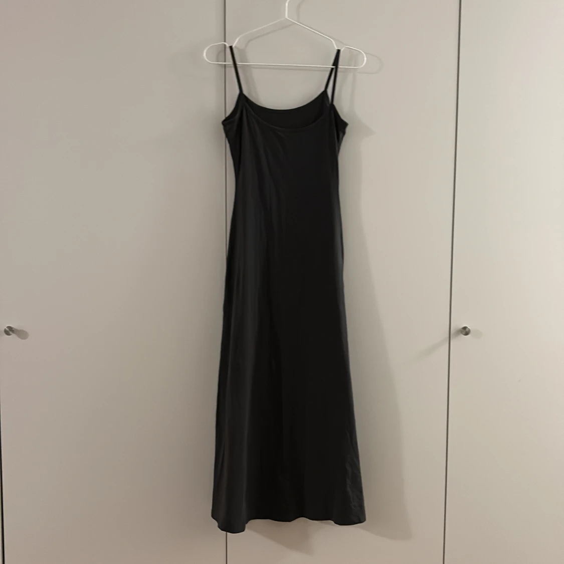 Mörkgrå långklänning med smala axelband