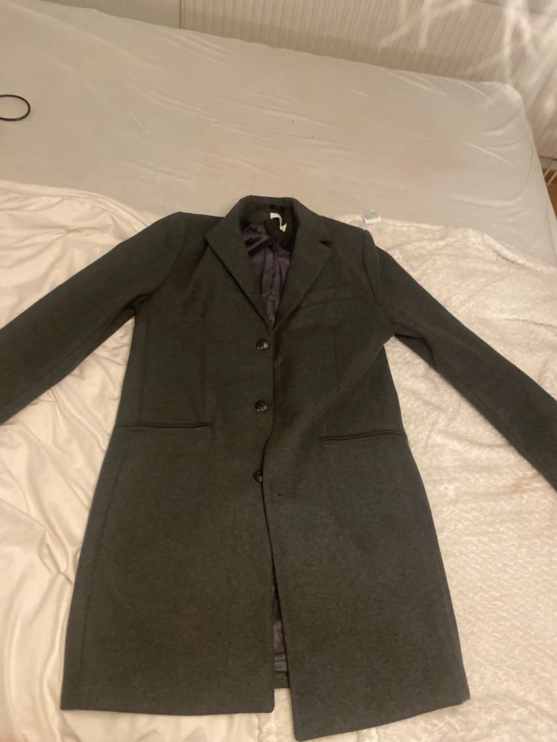 Mörkgrå kappa med knappar - 1