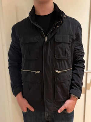 J.Lindeberg Field jacket  - Tjena! Säljer nu denna mycket eftertraktade J.Lindeberg field jacketen, perfekt till vintern och våren!! Jackan är slutsåld överallt och går inte att få tag på… Storlek L. Ny pris: 6000kr, vårt pris:1299kr 