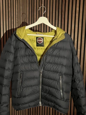 Colmar Jacka Herr - Säljer nu en sjukt snygg svart Colmar jacka | Skick: 9/10 | Storlek: 46/S-M | Nypris: 3500kr Skriv gärna vid minsta lilla intresse!