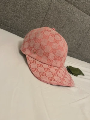 Rosa keps  - Nytt skick, totalt oanvänd. Passar till sköna outfits