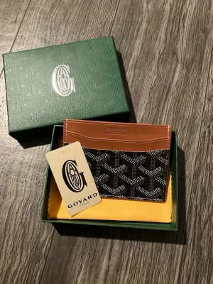 Goyaard Plånbok - Svart/Brun - Plånbok som passar till allt! Plånboken kommer inplastad med goyaard kort och box som man ser på bilden. Funkar perfekt som en julklapp till vem som helst