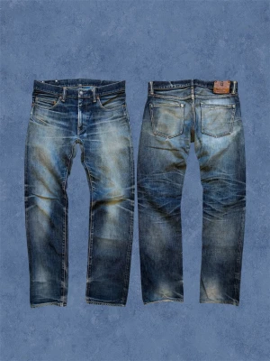SELVAGE MOMOTARO *8 ÅRS ANVÄNDNING* - Ett par Momotaro selvage jeans som fått en sinnesjuk tvätt efter 8 års användning! Därmed får man också räkna med att de lappats inifrån på många ställen vilket är profissionellt utfört. Det står W32 inuti men gå alltid efter måtten. Hör av dig vid frågor! Mått: Ytterbenslängd - 104 cm, Midja - 42 cm, Benöppning - 19.5 cm