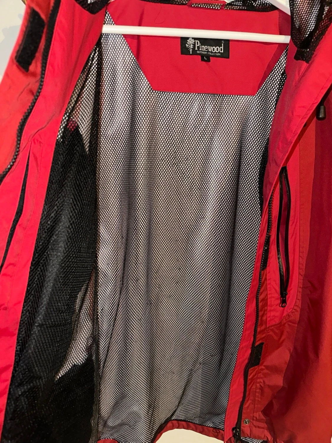 Röd vindjacka från Pinewood, stl L - 3