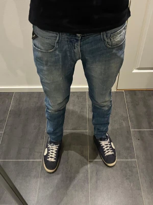 Replay Anbass ljusblå jeans - Säljer dessa snygga ljusblåa replay jeansen, Matchar och passar med allt. De är W30 L34, men känns inte så långa. är 183cm o de passar mig perfekt. Skriv gärna vid intresse