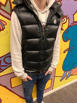 Moncler väst - En moncler väst i storlek 1 som motsvarar S. Västen är perfekt för de lite kyligare dagarna om året dessutom är den också väldigt stilren. Är öppen till prisförslag. Skicka gärna ett PM