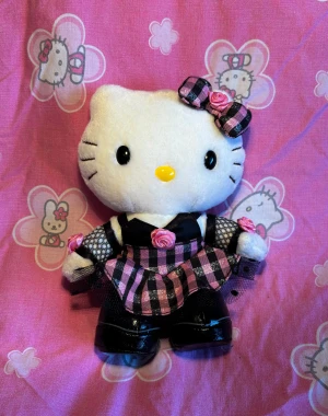 Hello Kitty rosa-rutig gosedjur - Säger hejdå till min absolut sötaste Kitty…men just därför vill jag hitta ett bra hem till henne!! Glittrig rosa-rutig, roser, fishnet vantar, galna platforms gör henne vacker och emo. Man blir helt kär. Tack för mig.