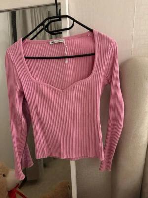Rosa ribbad topp från Zara - Säljer en ljusrosa långärmad topp från Zara i ribbad💕