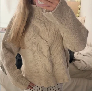 Stickad tröja - Säljer denna tröja ifrån Zara, inga defekter🙏🏼strlk L men är själv s/xs och kan ha den (om man vill ha lite oversizd) den är helt slutsåld online❤️