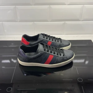 Gucci Ace skor  - Gucci Ace skor i nyskick | Storlek 7,5 vilket motsvarar 41,5, fråga om innermått vid osäkerhet | Garanterad äkthet | Hör av dig vid frågor eller funderingar!