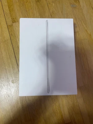 iPad Air 2 Wi-Fi Cellular 64GB Silver -  Säljer en Apple iPad Air 2 med 64GB lagring och Wi-Fi + Cellular. Färgen är Silver. Produkten är i originalförpackning och ser ut att vara i mycket gott skick utan synliga skador eller slitage. Perfekt för surf, appar och underhållning.