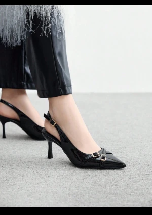 Klackskor - Säljer ett par svarta klackar. Har inga defekter eller så, jag har använd den ett par gånger men har lyckats hålla det ren i och med jag inte haft den på mig hela tiden