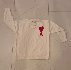 Amii tröja - Säljer på grund av resell.