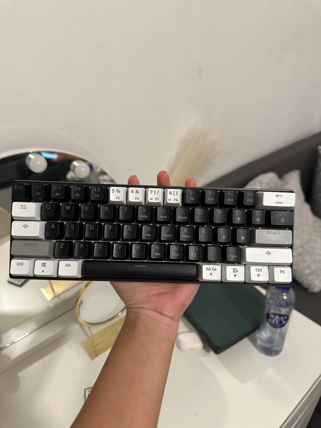 Mekaniskt tangentbord 65% med röda switchar