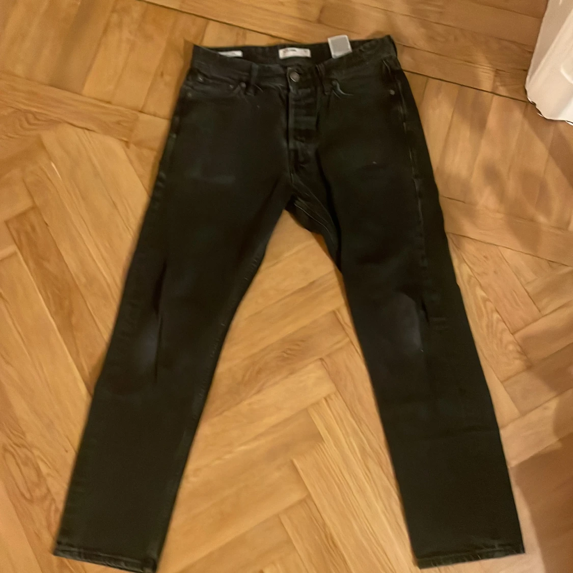 Svarta jeansbyxor med raka ben