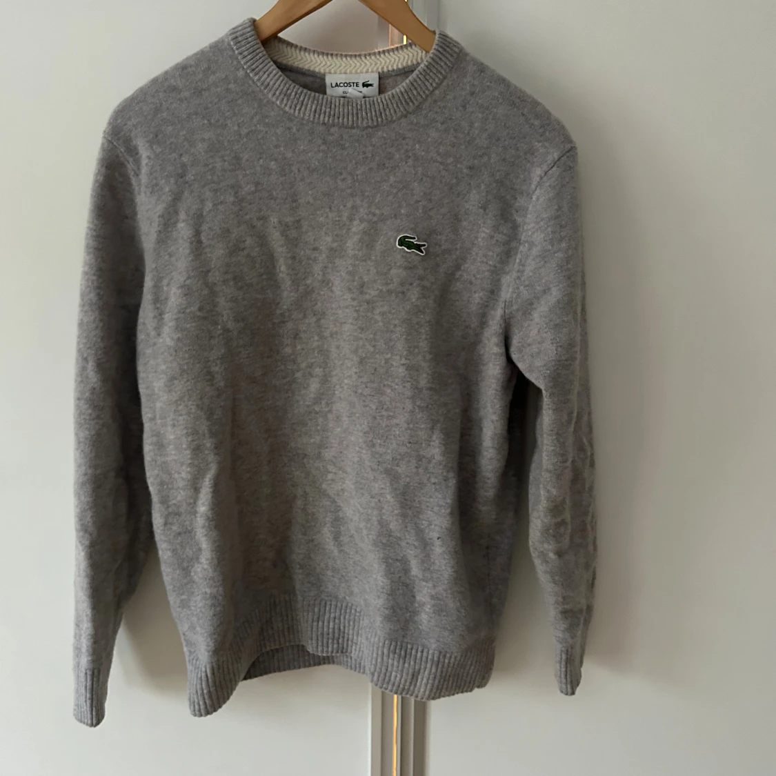 Grå stickad tröja från Lacoste