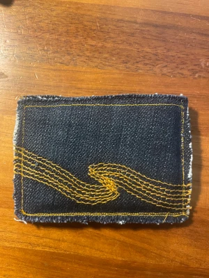 Mörkblå jeansplånbok med gul söm - Unik plånbok sydd av mörkblå denimtyg av DenimPocket!