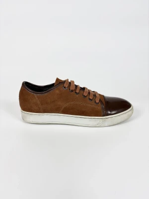 Lanvin Cap Toe skor - - Säljer ett par Lanvin dbb1 cap toe sneakers i gott använt skick. - Storlek: 42/UK8 - Enbart skorna ingår.  Hör av dig vid frågor eller fundering.