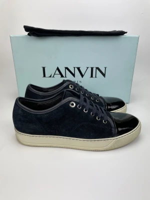 Lanvin skor(nyskick) - December REA! Hej, säljer nu dessa svin snygga lanvin skor. Skorna är i nytt skick! Begränsat antal boxar och dustbag. Hör av dig vid frågor. Uk5