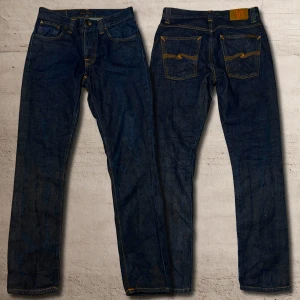 Blåa Nudie jeans W31/L32 - Blåa raw denim jeans från nudie. Mycket bra skick 9/10. Storlek W31/L32. Modell Grim Tim. Dessa jeans är raw denim och kommer få sjukt feta fades. 😀