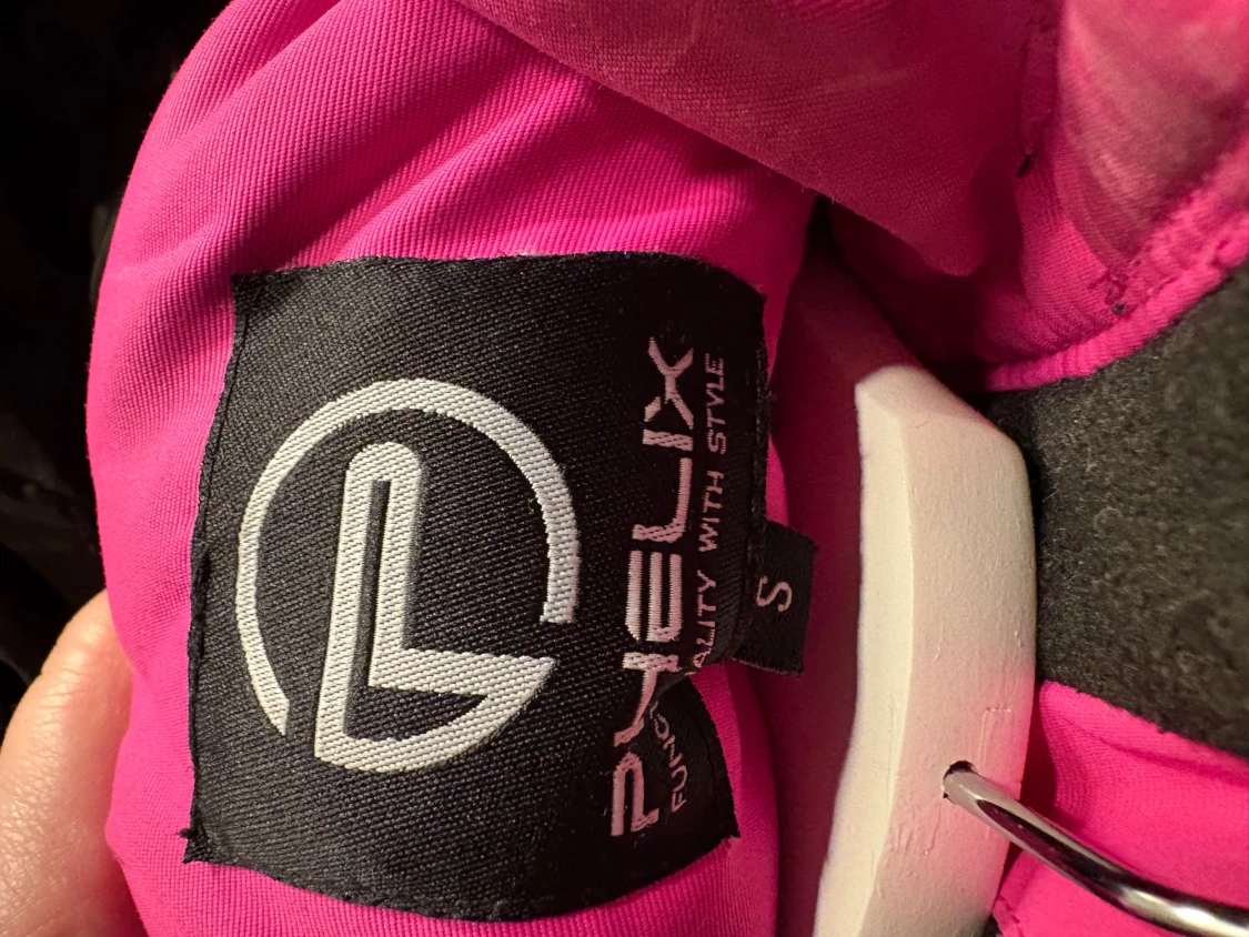 Svart vindjacka från Pyelix med rosa detaljer - 1