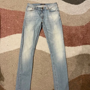 Nudie jeans - Säljer nu mina nudie jeans i storlek w 30 L32. Ljusblåa och riktigt snygga inga defekter eller skador