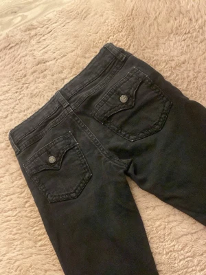 Svarta bootcut jeans  - Ett par svarta bootcut jeans från Gina Young som verkar ej säljas längre. Dem är i storlek 170 men kan också tolkas som S