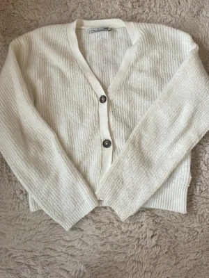 Vit stickad kofta från lager 157 - En helt vanlig vit stickad kofta från lager 157 i storlek 160 men passar som XS/S, fint skick och inga fläckar, använd ett fåtal gånger. Vid köp välj instabox tack!💗