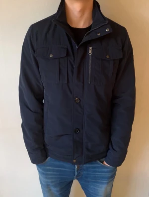 J.Lindeberg fieldjacka - Fint skick inga defekter, modellen är 185 cm. Jackan är fodrad