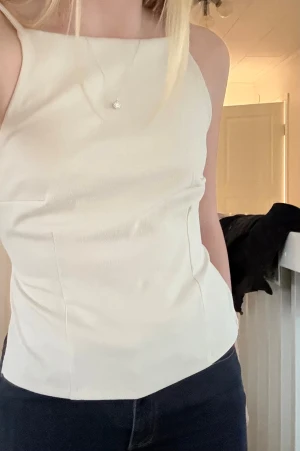 Topp med öppen rygg - Helt oanvänd topp med öppen rygg från Gina Tricot! Toppen har justerbara band på ryggen🤩