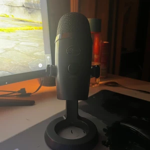 Blue Yeti Mikrofon - Professionell mikrofon från Blue, perfekt för streaming, podcast och inspelning. Robust metallkonstruktion, tydliga reglage och snygg design. Mikrofonen ser ut att vara i gott skick utan synliga defekter eller slitage. Levereras med stabilt stativ.