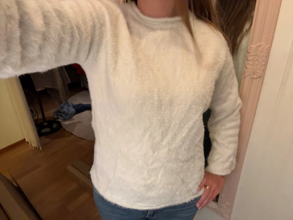 Vit fluffig långärmad tröja - 2