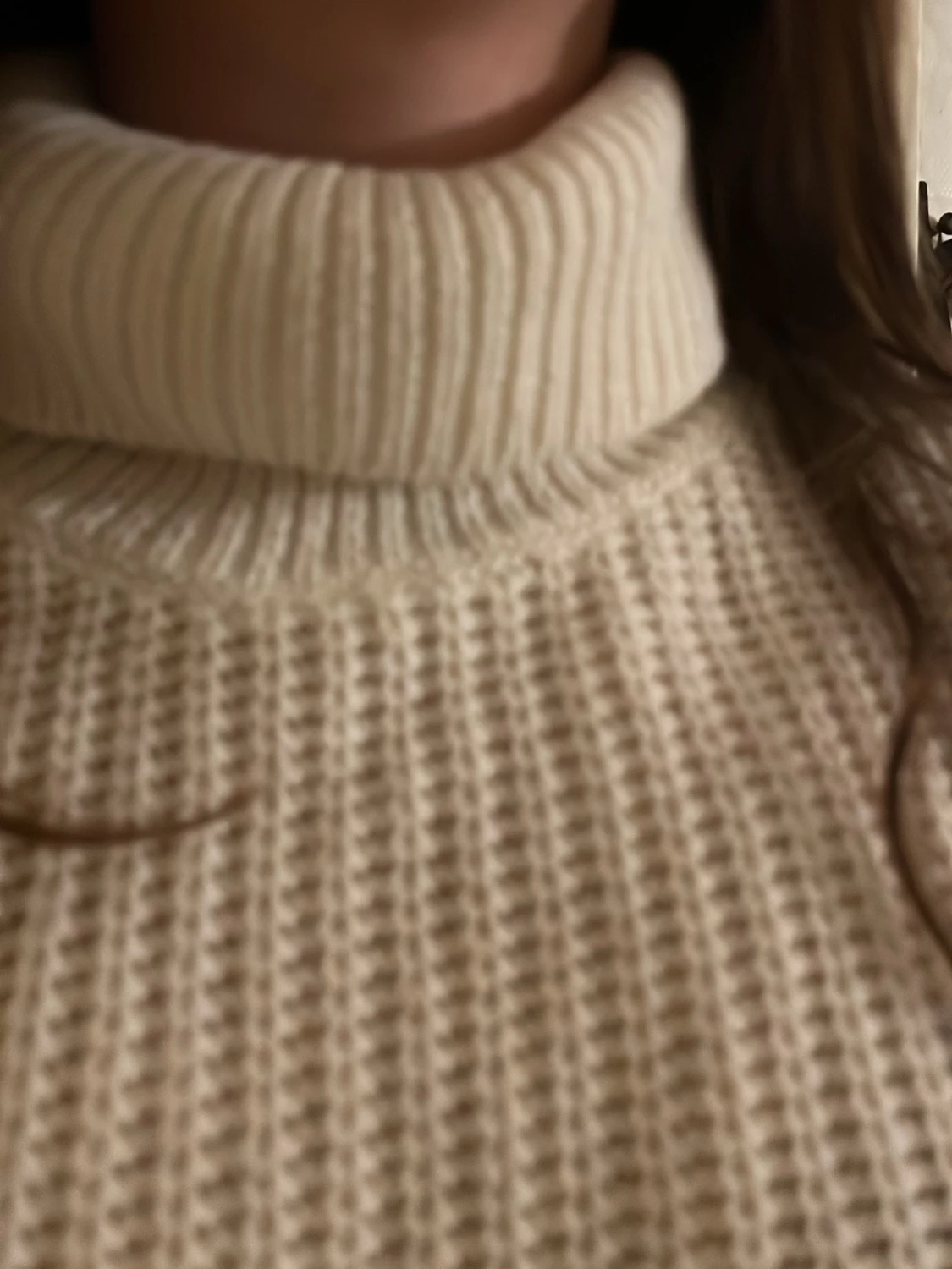 Vit ribbad polotröja stickad - 1