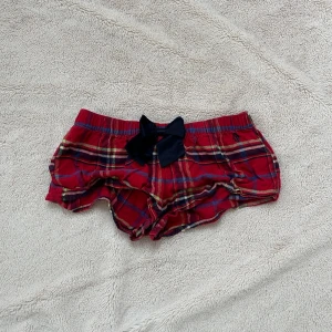 Abercrombie & fitch lågmidjade vintage shorts  - Ett par shorts från Abercrombie & fitch i storlek S. Rakt över midjemått: ca 33cm. Jag fraktar inom 24h. Se liknande plagg i min profil!