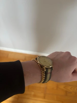 Guldlänkarmband från Guldsmedjan - Snyggt guldfärgat länkarmband från Guldsmedjan Snarberg. Armbandet har en klassisk, chunky kedjedesign och ett robust spänne. Perfekt accessoar för dig som vill addera lite extra bling till din stil.